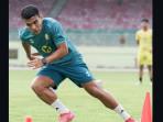 Alexandro-Ferreira-serius-berlatih-fisik-di-Stadion-17-Mei-Banjarmasin.jpg