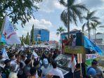 Aliansi-Pekerja-Buruh-Banua-saat-demo-menuntut-kenaikan-UMP-Kalsel-2024.jpg