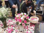 Angelina-Sondakh-berziarah-ke-makam-mendiang-Adjie-Massaid-3.jpg