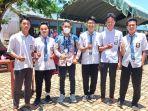 Anggota-DPRD-Kotabaru-Rabbiansyah-tiga-dari-kiri-berfose-dengan-siswa-SMAN-1.jpg