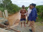 Anggota-DPRD-Tala-Joko-Pitoyo-meninjau-langsung-kerusakan-parah-jembatan.jpg