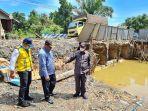 Anggota-DPRD-Tala-saat-meninjau-proyek-pembangunan-jembatan-di-Desa-Kintap-Kecil.jpg