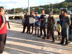 Anggota-Polsek-Pulau-Sembilan-beri-pengarahan-ke-peserta-lomba-mancing-di-HUT-ke-78-ri.jpg