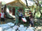Anggota-Satgas-TMMD-121-Kodim-1008Tabalong-bantu-timbang-karet.jpg