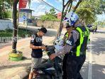 Anggota-Satlantas-Polres-Tabalong-memberikan-tindakan-tegas-1.jpg