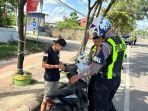 Anggota-Satlantas-Polres-Tabalong-memberikan-tindakan-tegas-berupa-tilang-kepada-pengendara.jpg