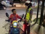 Anggota-Satlantas-Polres-Tanbu-menegur-Bocah-Gunakan-Sepeda-Listrik.jpg