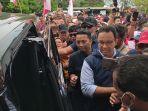 Anies-Baswedan-masuk-ke-dalam-mobil-usai-menyapa-relawan-dan-simpatisan-secara-langsung.jpg