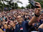 Anies-foto-bersama-relawan.jpg