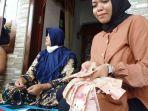 Anizah-saat-memperlihatkan-uang-yang-rusak-dimakan-rayap-di-rumahnya.jpg
