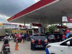 Antrean-kendaraan-di-SPBU-Kayutangi-Ujung-Kota-Banjarmasin-Kalsel-Selasa-30082022.jpg