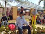 Antrean-masyarakat-untuk-membeli-gas-LPG-122223.jpg