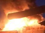 Api-saat-masih-berkobar-pada-kebakaran-di-Jalan-Ampera-Raya-Banjarmasin-kalsel-27102022.jpg