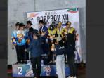 Asisten-Bidang-Ekobang-Pemkab-Tala-Masturi-mengalungkan-medali-pada-juara-panjat-tebing.jpg