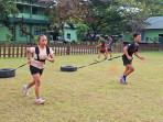 Jelang Porprov, Atlet Jalan Cepat Banjarbaru Latihan Tarik Ban Bekas di Lapangan Denzipur