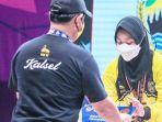 Atlet-angkat-besi-Kalsel-Riska-Nur-Amanda-menerima-medali-pada-PON-XX-Papua-2022.jpg