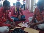 Atlet-renang-Banjarmasin-Fachri-kiri-saat-menghitung-bonus-bersama-pelatih.jpg