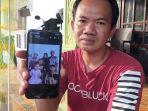 Ayah-korban-Masriadi-menunjukkan-foto-korban-bersama-keluarga.jpg