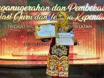 Ayu-Herlina-saat-dinobatkan-menjadi-terbaik-1-sebagai-Kepala-SMA-Inovatif.jpg