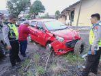 BEGINILAH-kondisi-mobil-minibus-yang-terlibat-tabrakan-di-Desa-Kintapkecil-Jumat-112-siang.jpg