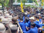 BEM-se-Kalimantan-Selatan-berhadapan-polisi-aksi-unjuk-rasa-menolak-UU-Cipta-Kerja-Kamis-06042023.jpg