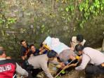 BPBD-Bali-dan-aparat-kepolisian-mengevakuasi-Ni-Nengah-Sukerni-yang-jatuh-ke-jurang.jpg