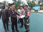 Babinsa-Koramil-1010-07-Piani-terima-penghargaan-dari-Kapolres-Tapin.jpg