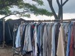 Baju-thrifting-banyak-ditawarkan-para-pedagang-baik-buka-lapak-di-tepi-jalan-hingga-toko.jpg