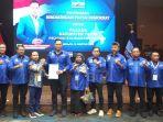 Bakal-calon-Bupati-Tapin-menerima-SK-rekomendasi-dari-Ketum-Demokrat-AHY-di-Jakarta.jpg