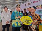 Bantuan-bagi-kelompoktani-diserahkan-langsung-Bupati-Tabalong-HM-Noor-Rifani.jpg