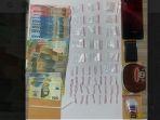 Barang-bukti-50-paket-sabu-dan-uang-tunai-ditemukan-pada-dua-tersangka.jpg