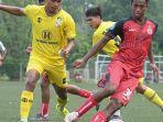 Barito-Putera-muda-saat-merebut-bola-dari-pemain-Persija-Jakarta112.jpg