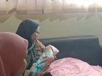 Bayi-yang-diterima-oleh-pedagang-kue-dari-Pasutri-tak-dikenal.jpg