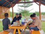 Beberapa-pengunjung-duduk-santai-menikmati-kuliner-di-tempat-rekreasi-Pegunungan-Batilai.jpg
