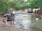 Beberapa-pengunjung-menyeberangi-sungai-Pemandian-Mekar-Banyu-BATUAH.jpg