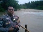 Bhabinkamtibmas-Polsek-Hantakan-saat-melaporkan-kondisi-sungai-Manggasang.jpg
