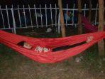 Bocah-ini-santai-rebahan-di-hammock-di-area-glamping-Pantai-Batakan-Baru.jpg