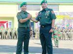 Brigjen-TNI-Rudi-Puruwito-kepada-Brigjen-TNI-Ari-Aryanto-di-korem-101Antasari-Rabu-07062023.jpg