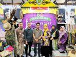 Bupati-Abdul-Hadi-di-stan-Dekranasda-Balangan-dalam-ajang-INACRAFT-2023.jpg
