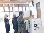 Bupati-Balangan-Abdul-Hadi-memasukan-surat-suara-ke-kotak-suara-usa.jpg