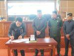 Bupati-Balangan-Abdul-Hadi-menandatangani-Raperda-penyertaan-modal-kepada-BPR-Paringin.jpg