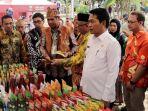 Bupati-Balangan-meninjau-produk-UMKM-binaan-Adaro-Indonesia.jpg