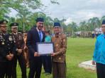 Bupati-Banjar-H-Saidi-Mansyur-memberikan-penghargaan-kepada-Ustadz-Hasbi-Rivani.jpg