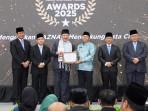 Bupati-Batola-H-Bahrul-Ilmi-menerima-penghargaan-Zakat-Award.jpg