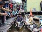 Bupati Batola Serahkan Bantuan untuk Masyarakat Penangkap Ikan di Desa Sungai Seluang