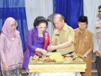 Bupati-Ben-Brahim-S-Bahat-potong-tumpeng-pada-peringatan-hari-ibu-ke-94-Senin-19122022.jpg