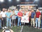 Bupati-Ben-Brahim-S-Bahat-serahkan-piala-Mini-Soccer-KPU-CUP-2022-Jumat-30122022.jpg