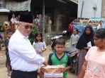 Bupati-HSS-H-Achmad-Fikry-menyerahkan-bantuan-dari-Disdik-HSS.jpg