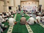 Bupati-HST-H-Aulia-Oktafiandi-saat-Laksanakan-Khataman-Al-Quran1.jpg