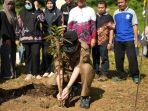 Bupati-HST-H-Aulia-Oktafiandi-saat-melaksanakan-penanaman-ss.jpg